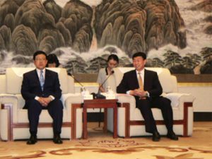 王雲鵬市長（右）と会談する日本富士山協会訪問団・福重隆一団長（富士急行専務）