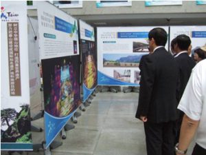 泰安市政府庁舎で行われた「泰山・富士山写真展」