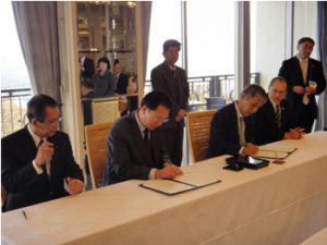 友好山交流協議（協議書署名の様子）