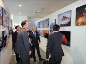 富士山静岡空港で開催した「富士山・泰山写真展」