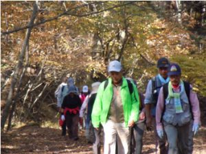 富士山の吉田口一合目から五合目までを歩いた「富士山・泰山友好山提携記念ウオーキング大会」